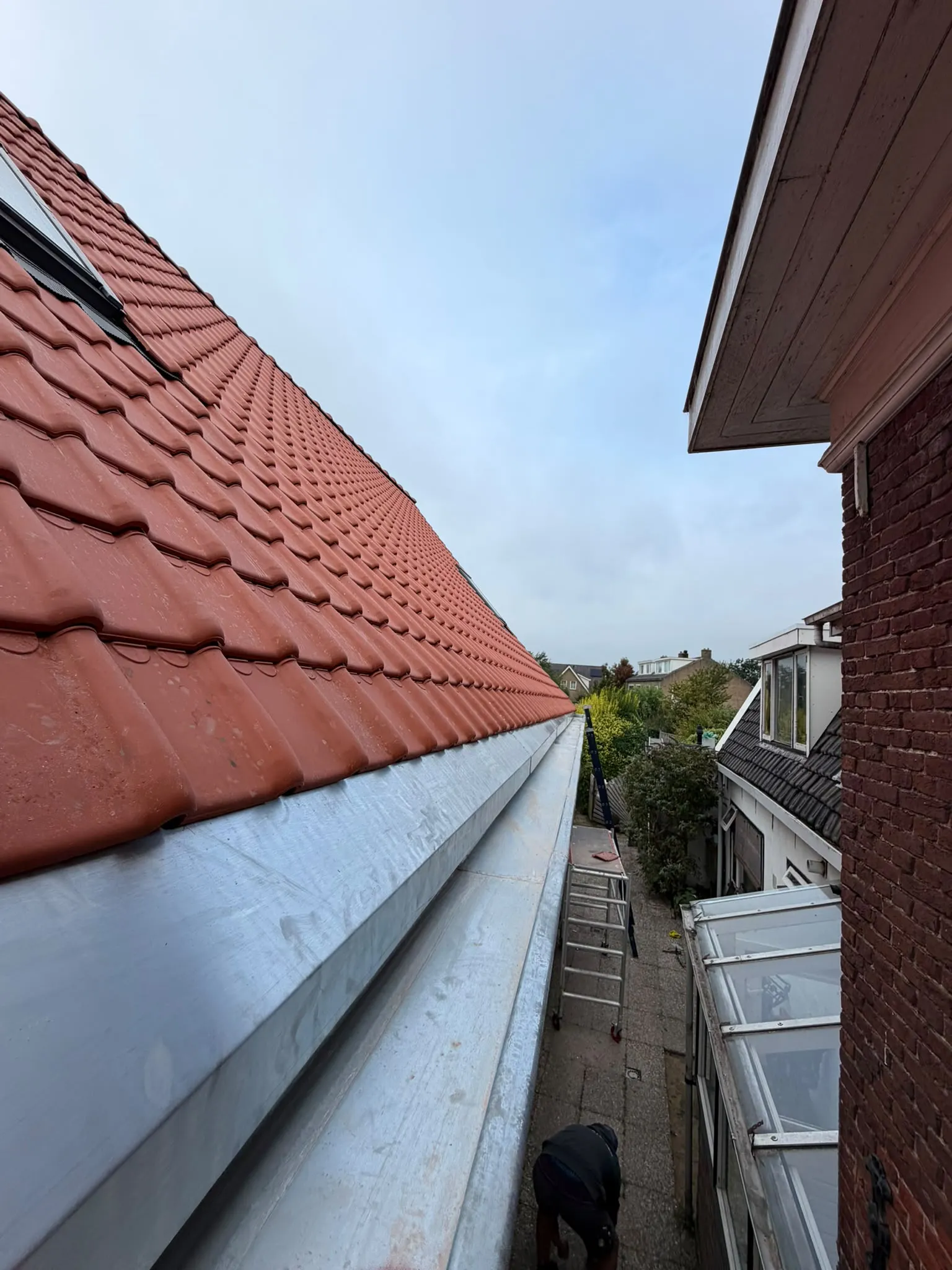 Pannendak afgerond met zinken afdekkers in Leimuiden